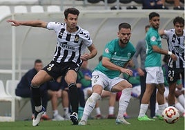 El serón Farrell pugna por un balón con el local Sergio Chica.