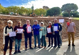 Vecinos y colectivos medioambientales se manifiestan contra el traslado del mercado al parking.