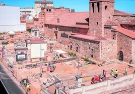 Obra en la plaza de Santa Eulalia durante este verano, con el suelo levantado.