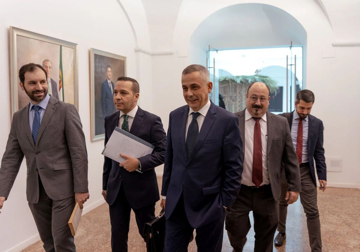 Diputados de Vox acceden al hemiciclo para la sesión plenaria del viernes.