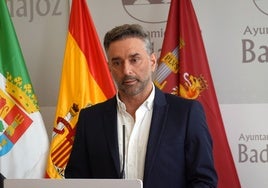 El edil Carlos Pérez en una rueda de prensa en el Ayuntamiento de Badajoz.