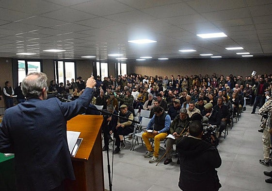 Un momento de la subasta de vacuno.