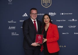 Sergio Merchán y María Ángeles García 'Yaye', como responsables de la Extremeña y Española, en la visita de la selección femenina a Almendralejo.