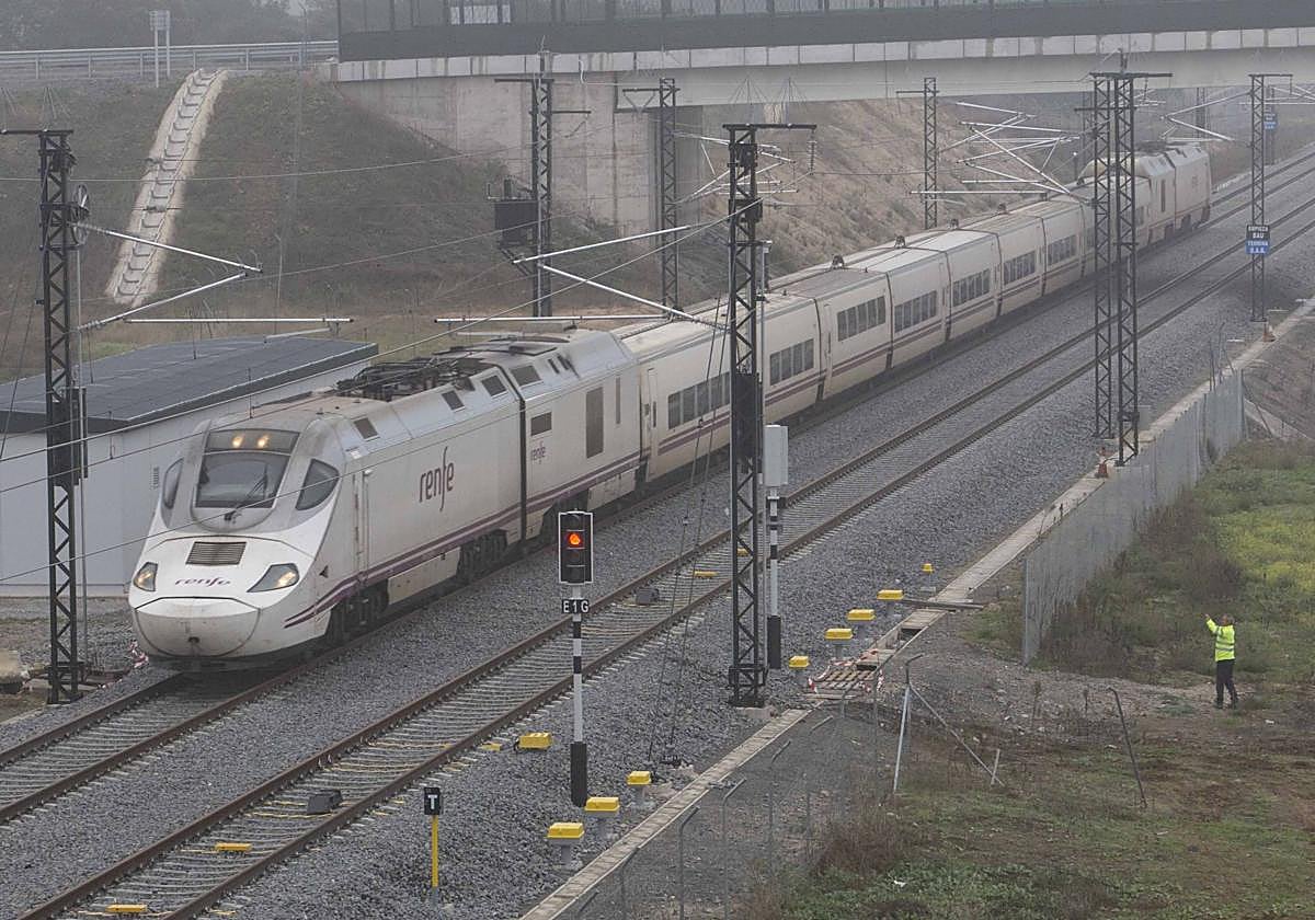 Tren en funcionamiento en Esparragalejo, por donde pasa el llamado baipás de Mérida que Renfe ha puesto en servicio este martes.
