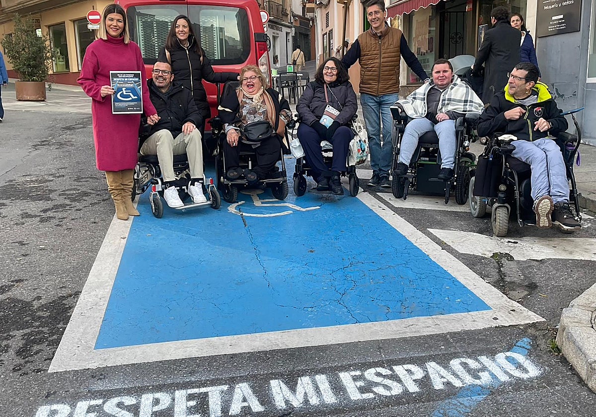 Un espacio en la plaza Marrón con el eslogan de la campaña.
