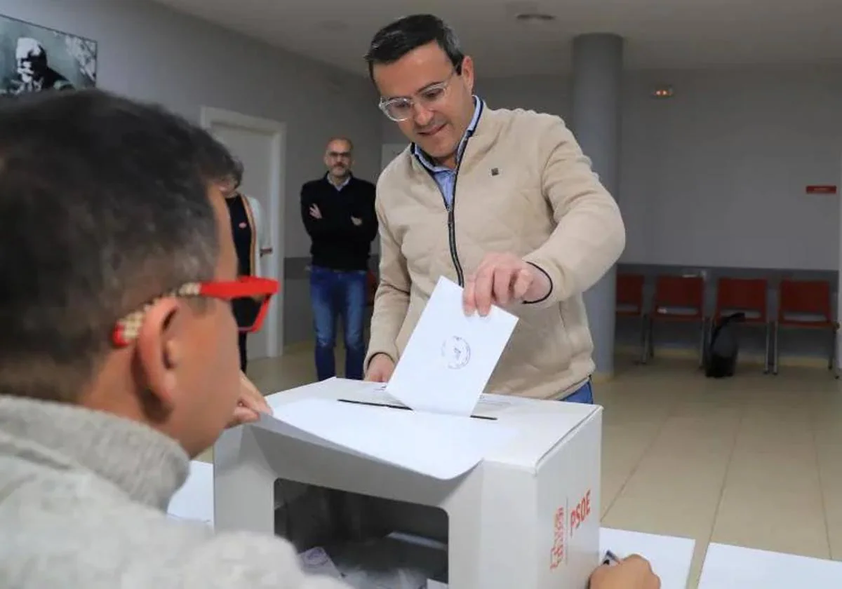 Miguel Ángel Gallardo vota durante las primarias que ganó en marzo.