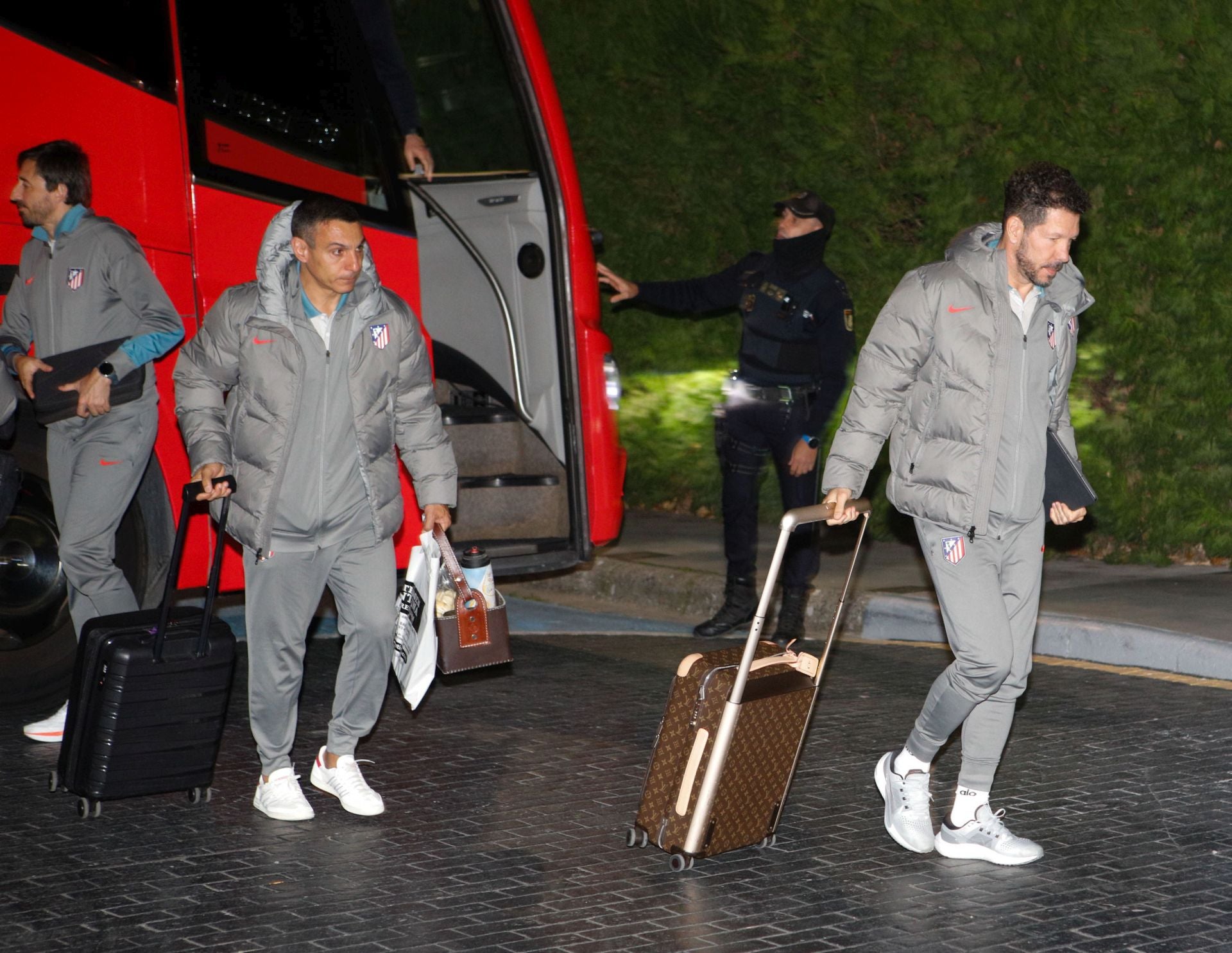 Así ha sido la llegada de los jugadores del Atlético de Madrid a Cáceres