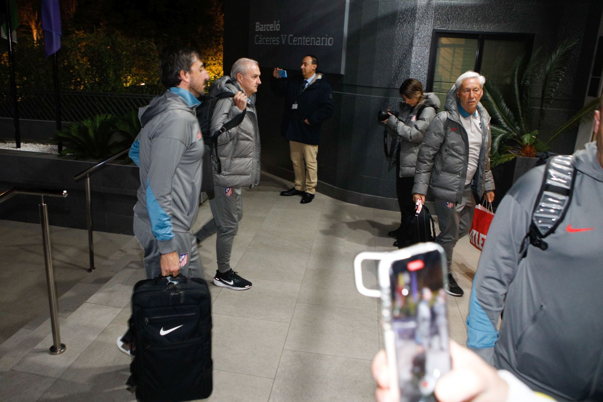 Así ha sido la llegada de los jugadores del Atlético de Madrid a Cáceres