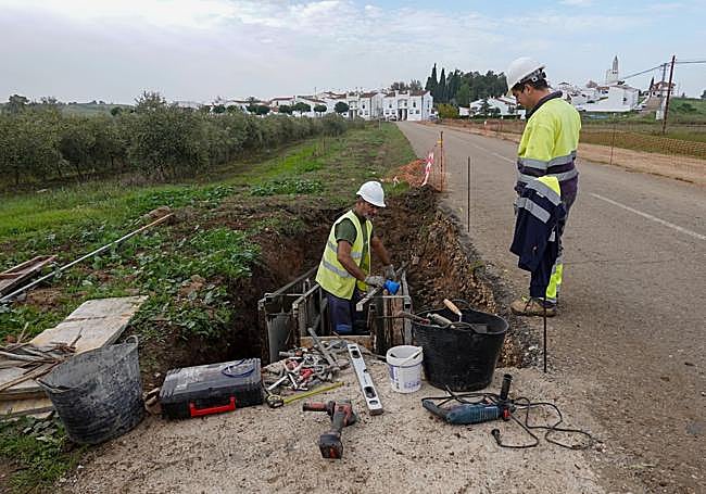 Dos operarios trabajan en un acceso a la carretera de San Rafael. c