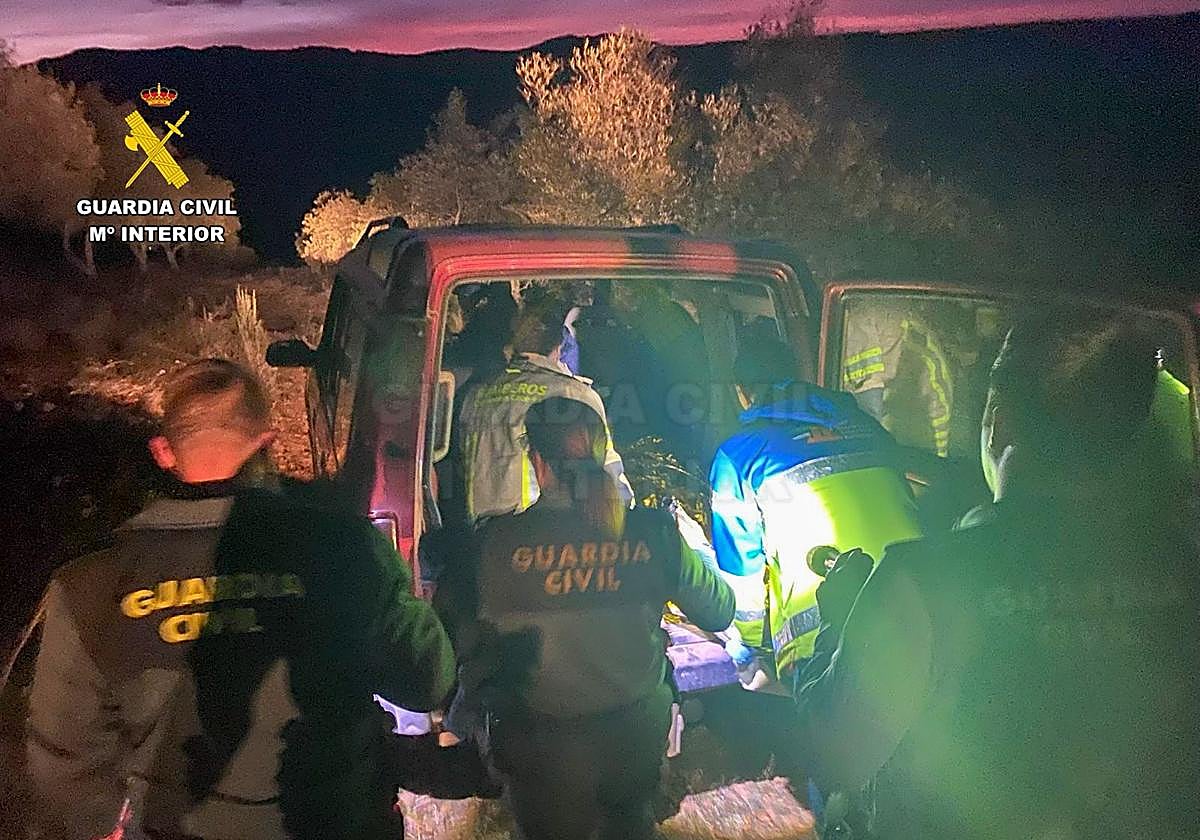 EL rescate del hombre atrapado ha sido complicado por el lugar en el que acabó el vehículo siniestrado.