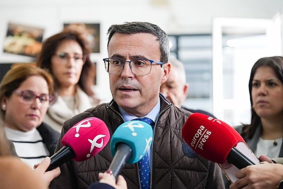 Miguel Ángel Gallardo responde este miércoles a las preguntas sobre que Esther Gutiérrez le quiera disputar la secretaría general del PSOE.