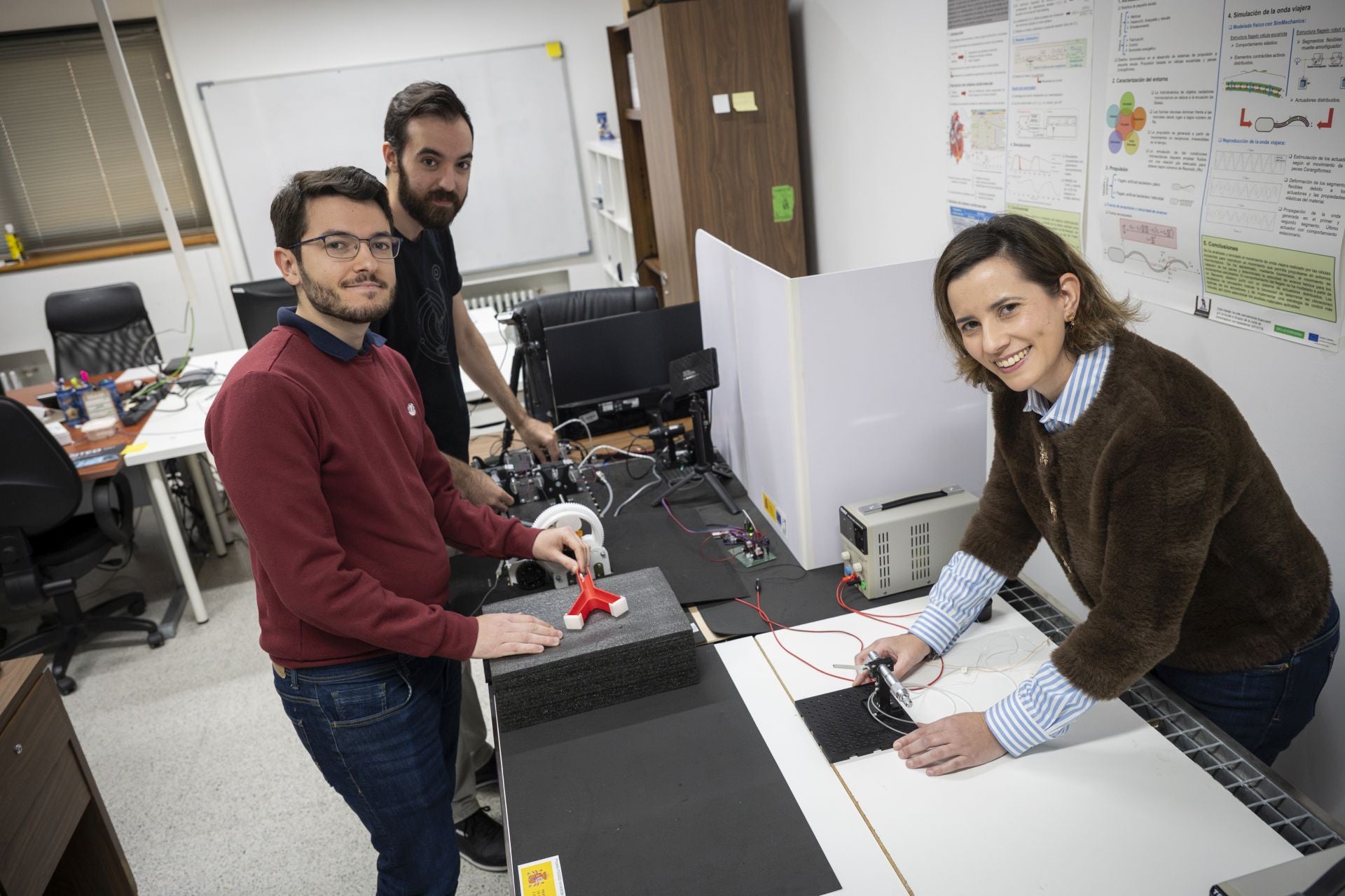 Inés junto a los investigadores predoctorales que también trabajan en este desarrollo robótico aplicado a la cirugía cardiaca. 