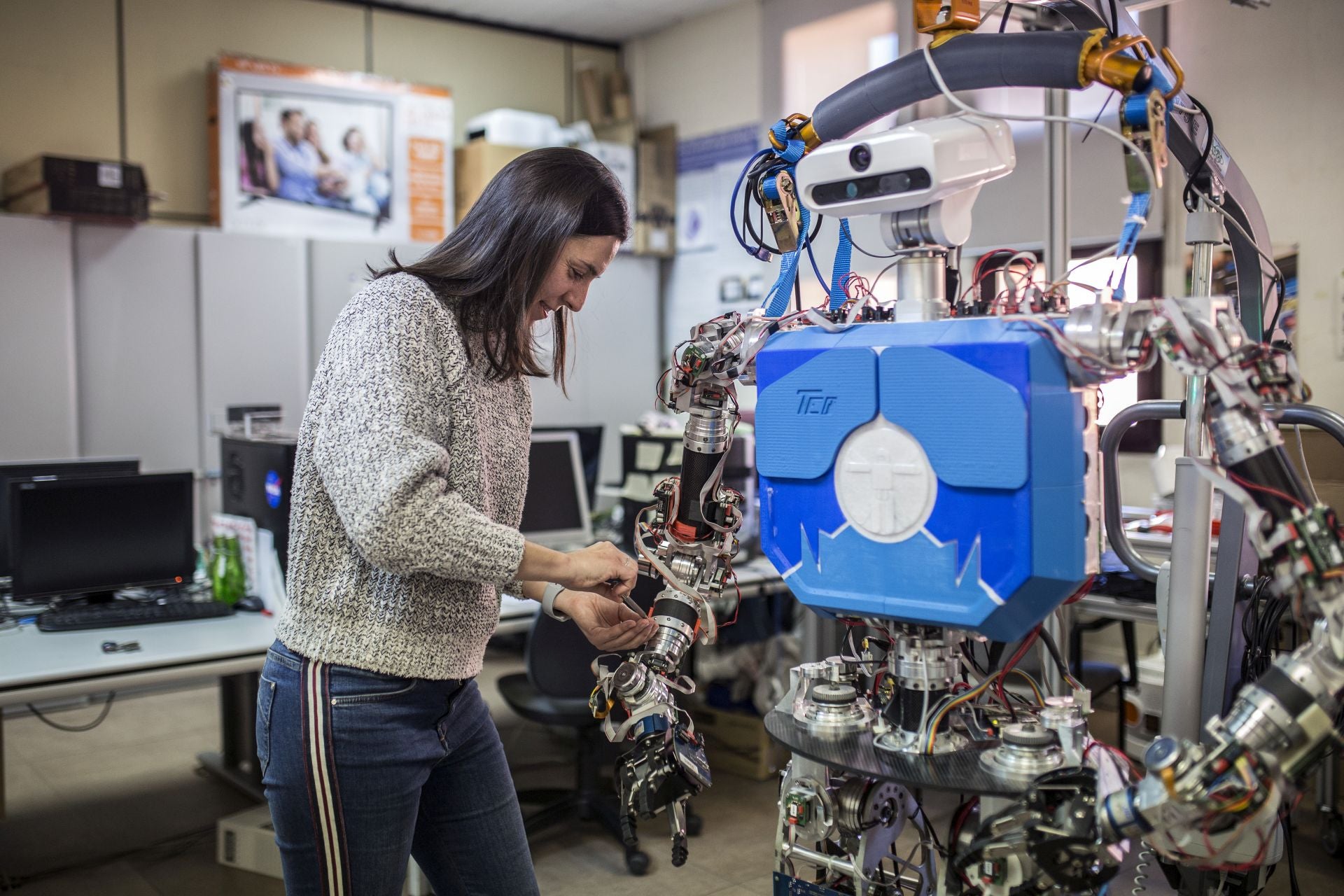 Concha junto al robot humanoide Teo, en el Robotics Lab de la Universidad Carlos III de Madrid. 