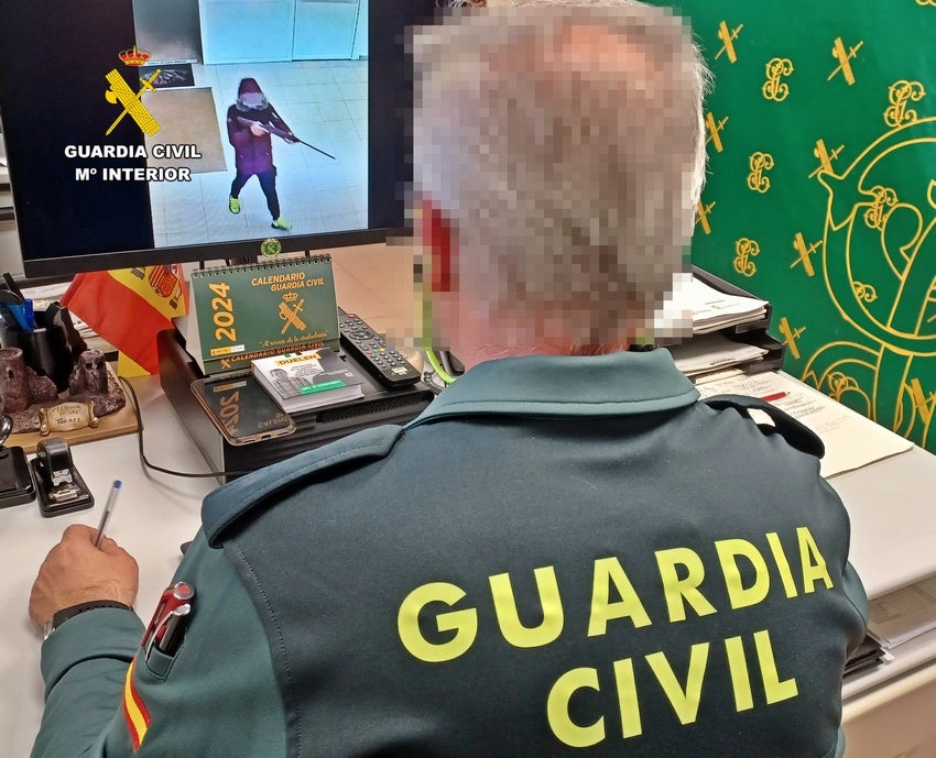 Un agente de la Guardia Civil visionando las imágenes del atraco