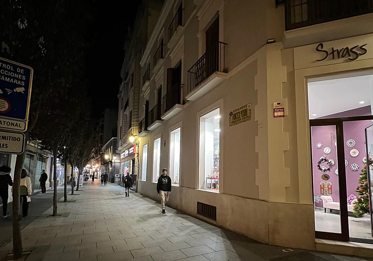 La calle Francisco Pizarro, sin luces de Navidad cuando ya están encendidas en otras zonas de la ciudad.
