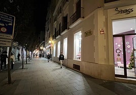 La calle Francisco Pizarro, sin luces de Navidad cuando ya están encendidas en otras zonas de la ciudad.