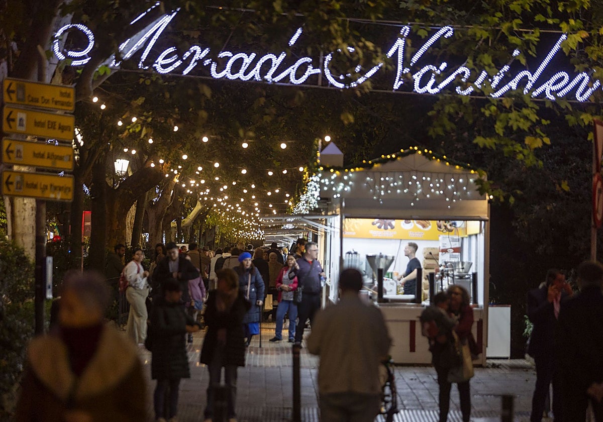 Mercado navideño en el Paseo de Cánovas.