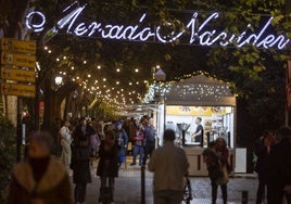 Mercado navideño en el Paseo de Cánovas.