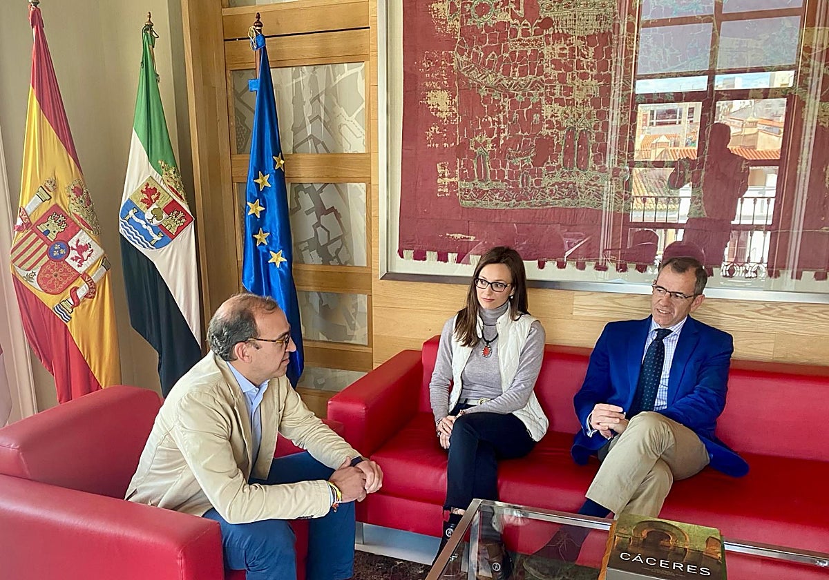 Rafael Mateos, a la izquierda, con los ediles de Vox Raquel Mirat y Eduardo Gutiérrez.