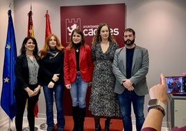 Belén Fernández, tercera por la izquierda, junto a otros miembros del grupo municipal socialista de Cáceres este miércoles.