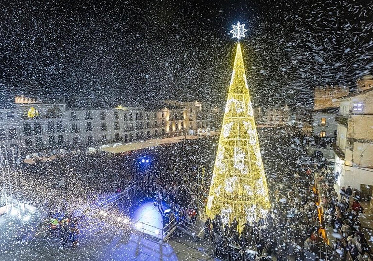 Imagen del encendido navideño de este 2024 en la Plaza Mayor de Cáceres, que tuvo lugar el pasado 29 de noviembre.