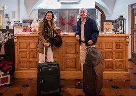 Una pareja, a su llegada al Parador de Mérida, en el mediodía de este jueves.