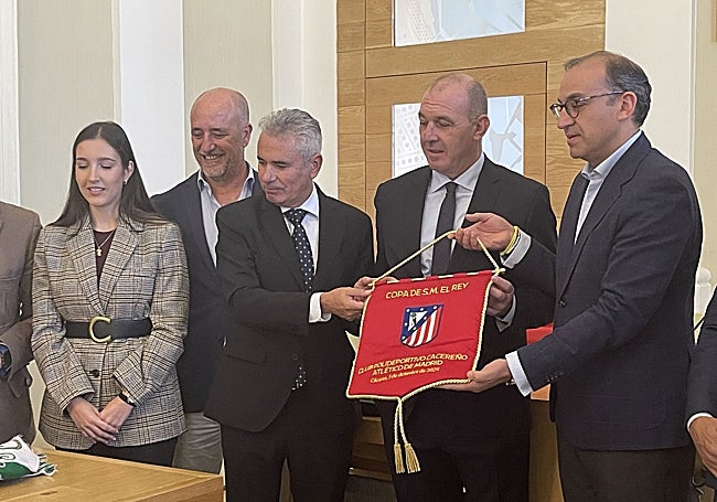 Banderín conmemorativo del partido de esta noche, que el Atlético le ha regalado al Ayuntamiento.