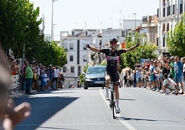 José MAría Martín celebra uno de sus triunfos con el equipo portugués Matdiver.
