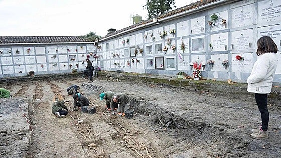Comienza la tercera fase de exhumaciones en el cementerio de Orduña, donde murieron 128 extremeños