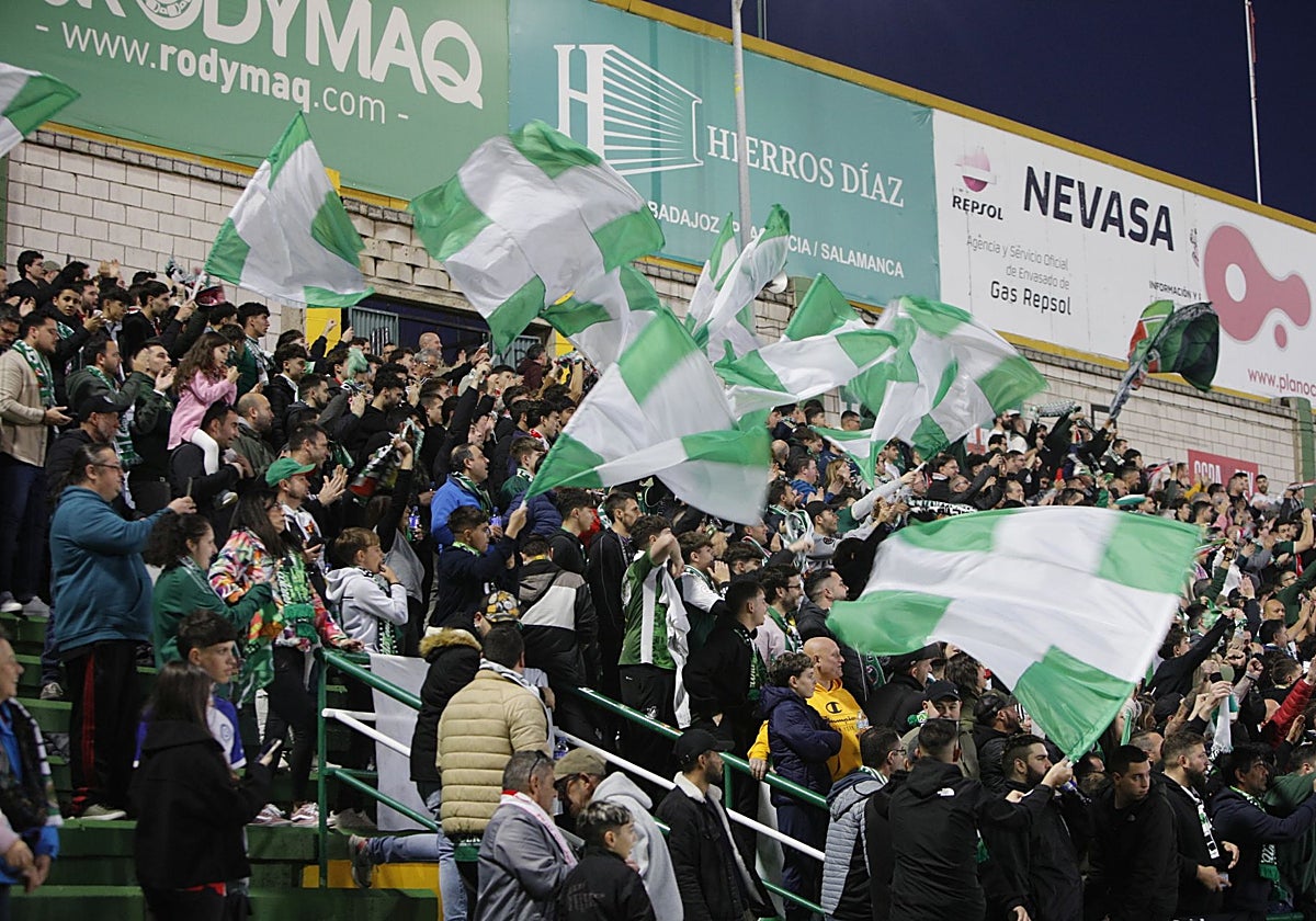 La grada del Príncipe Felipe se pobló con 10.000 gargantas que animaron sin descanso a los suyos.