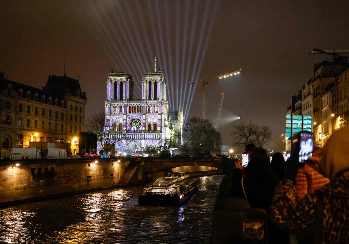 Notre Dame brilla en un país en crisis