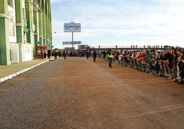 Exterior del estadio Príncipe Felipe de Cáceres este jueves antes del comienzo del partido entre el Cacereño y el Atlético de Madrid.