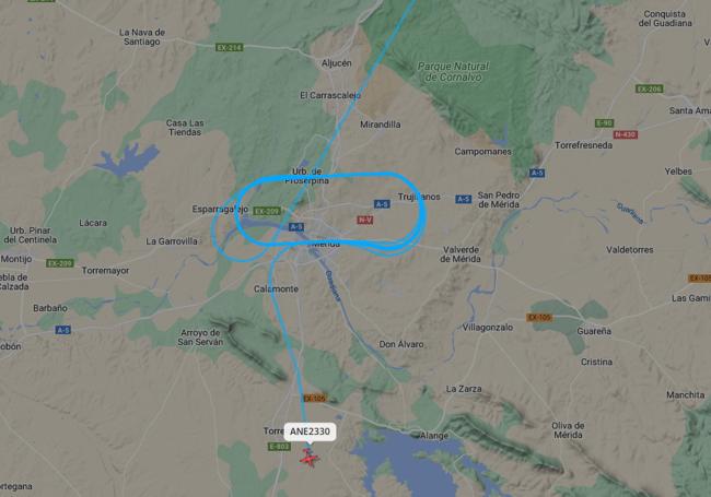 El avión de Madrid ha sobrevolado en círculos sobre Mérida a la espera de que levantara la niebla, sin resultado positivo.