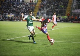Christian pugna por el balón con el colchonero Le Normand.