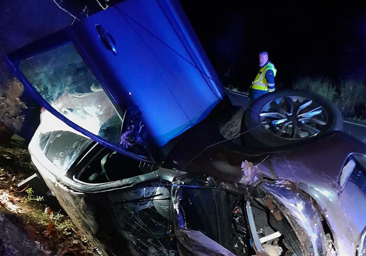 Fotos | Así ha quedado el coche accidentado tras una salida de vía y vuelco en Jaraíz de la Vera