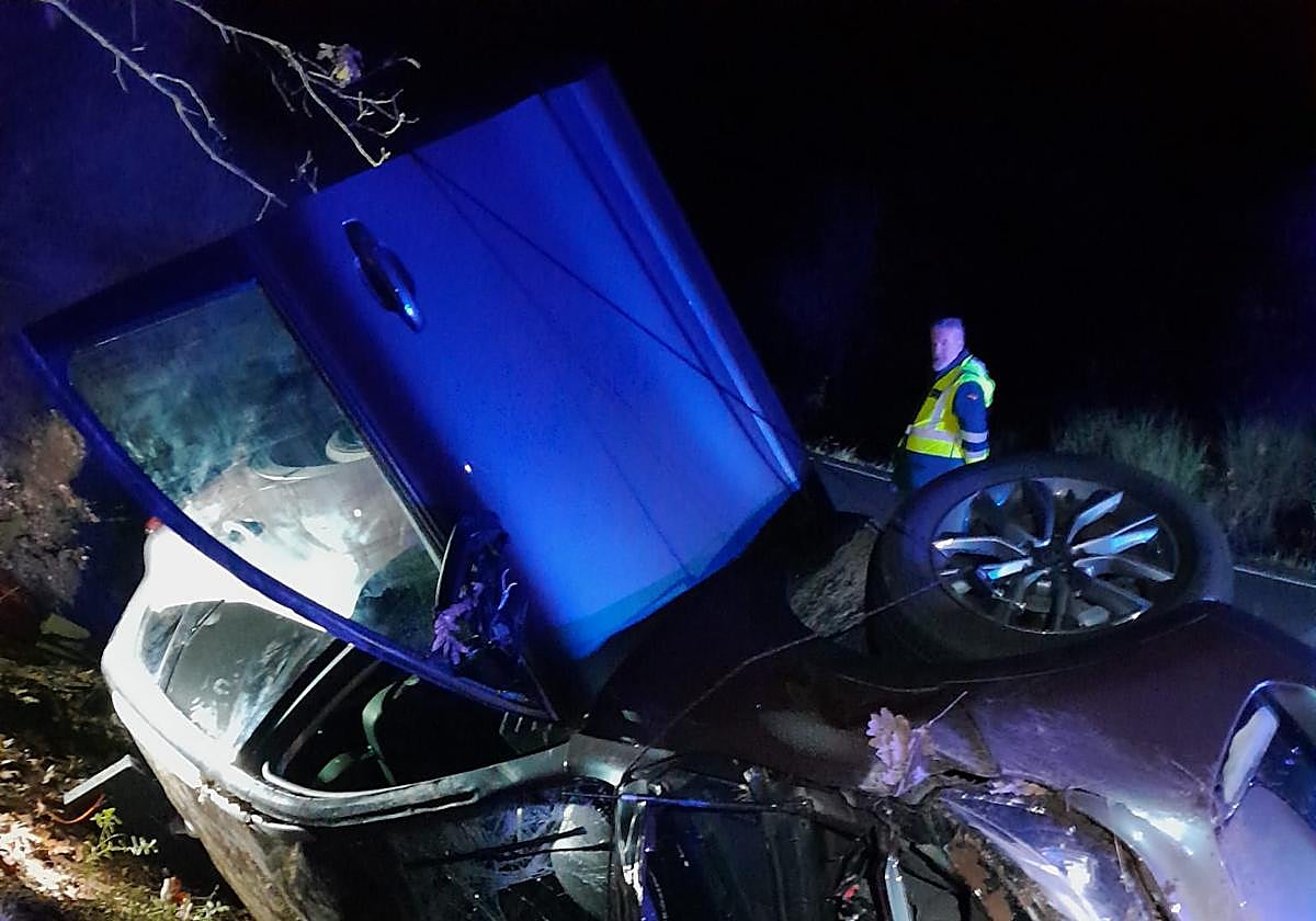 Fotos | Así ha quedado el coche accidentado tras una salida de vía y vuelco en Jaraíz de la Vera