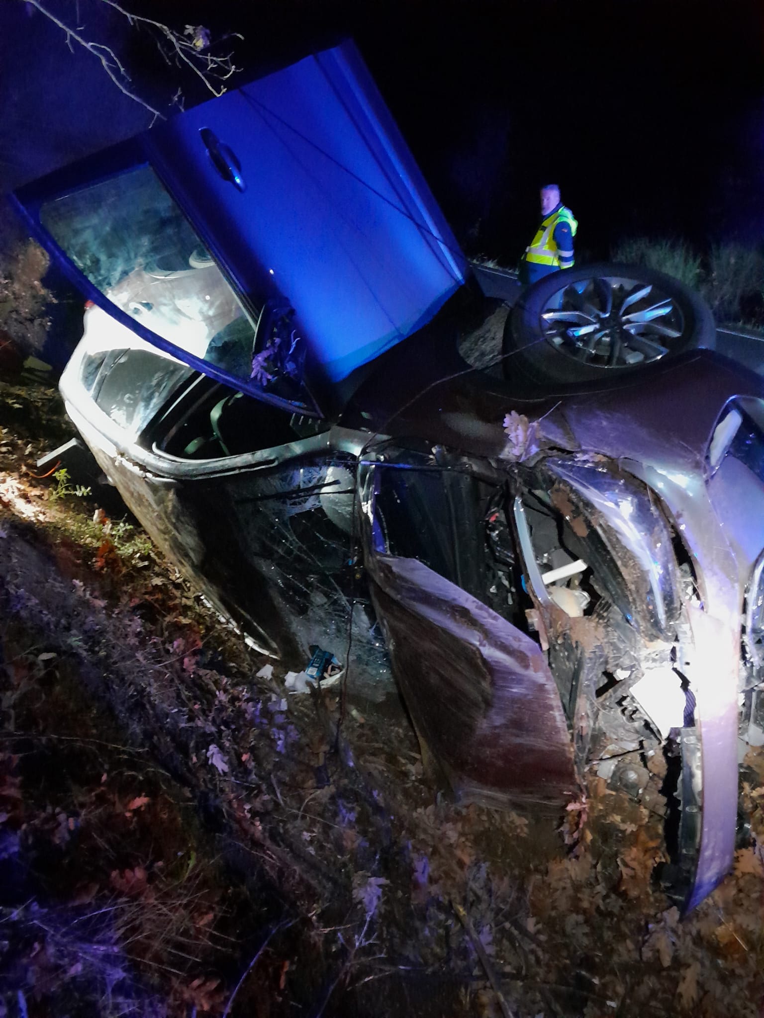 Fotos | Así ha quedado el coche accidentado tras una salida de vía y vuelco en Jaraíz de la Vera