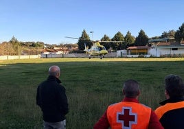 El helicóptero ha esperado al herido en el campo de fútbol de La Codosera.