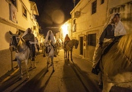 Los jinetes recorren las calles de Torrejoncillo.