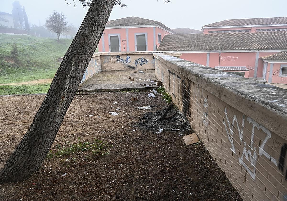 Restos de un botellón a la mañana siguiente.
