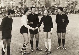 Villaverde (Madrid), 08/12/1970. Partido de fútbol femenino disputado en el campo del Boetticher entre el Sizam y el Mercacredit, que finalizó con la victoria de las primeras por 5 a 1.