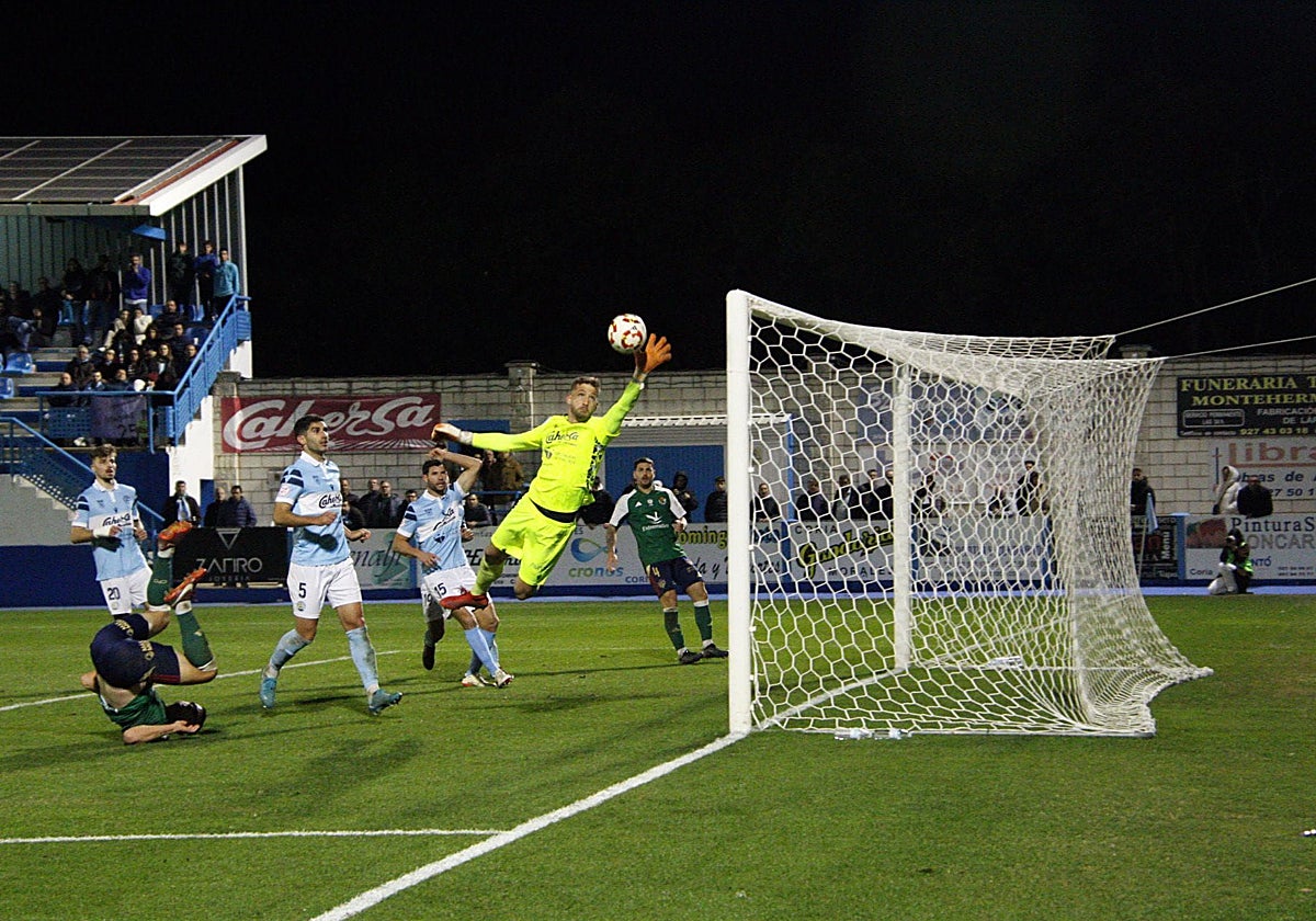 Ocasión de gol en el derbi que disputaron el Coria y el Cacereño en La Isla este domingo.