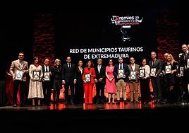 Tina Rodríguez, alcaldesa de Fregenal, recogiendo el reconocimiento.