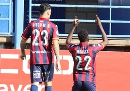 Moussa celebra el primer gol del Extremadura ante el Azuaga.