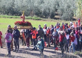 Grupo de peregrinos durante el recorrido entre Arroyo y Mérida.