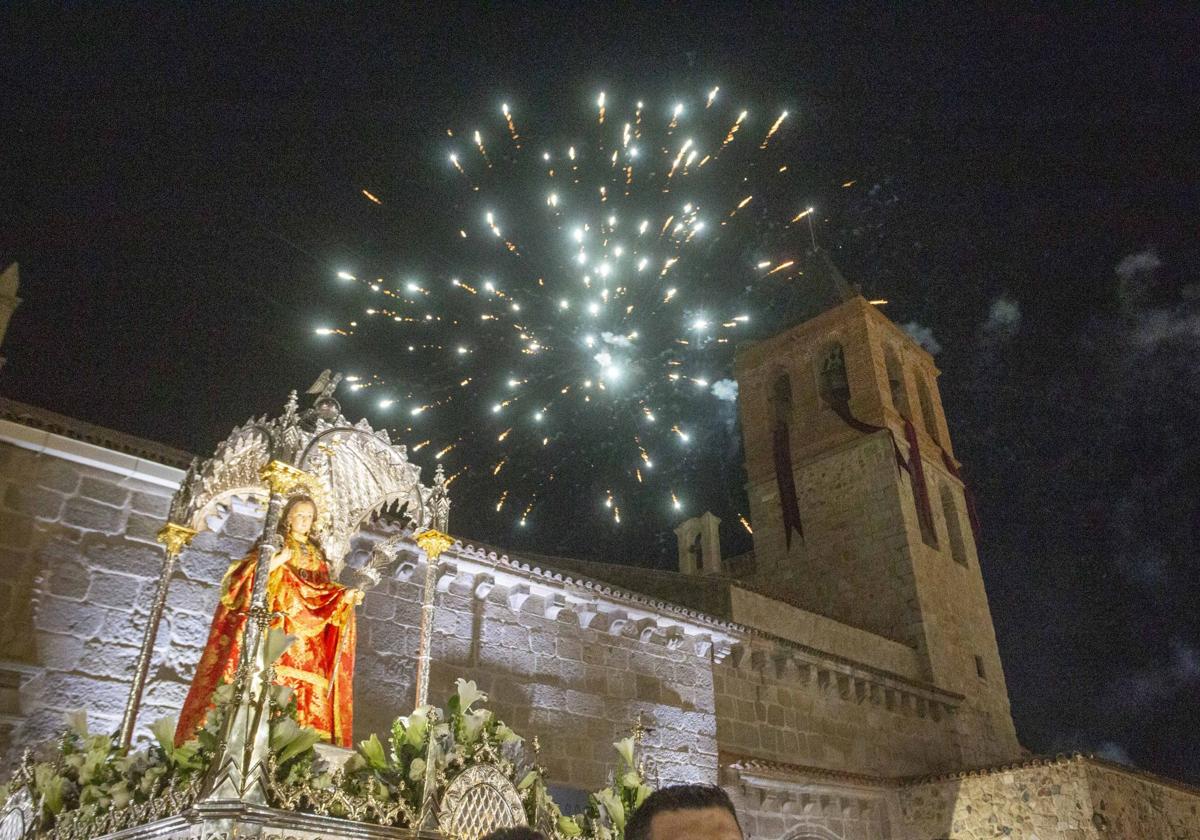 La procesión de la mártir Santa Eulalia recorre las calles de Mérida