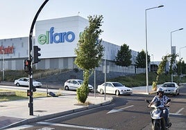 Herido un trabajador tras caer desde unos dos metros de altura en el centro comercial El Faro