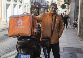 Javier Soria, trabajador de Just Eat, junto a su moto antes de recoger un pedido de comida a domicilio, en Cáceres.