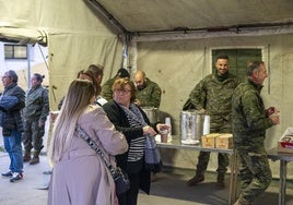 Familiares ayer por la tarde en la carpa habilitada para la espera.