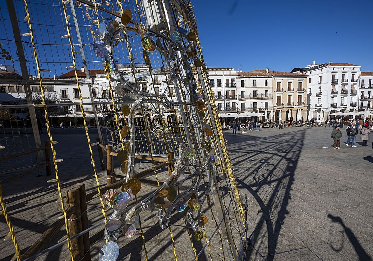El abeto navideño es el único reclamo que por ahora puede verse en una Plaza Mayor que se ha quedado sin pista de hielo.